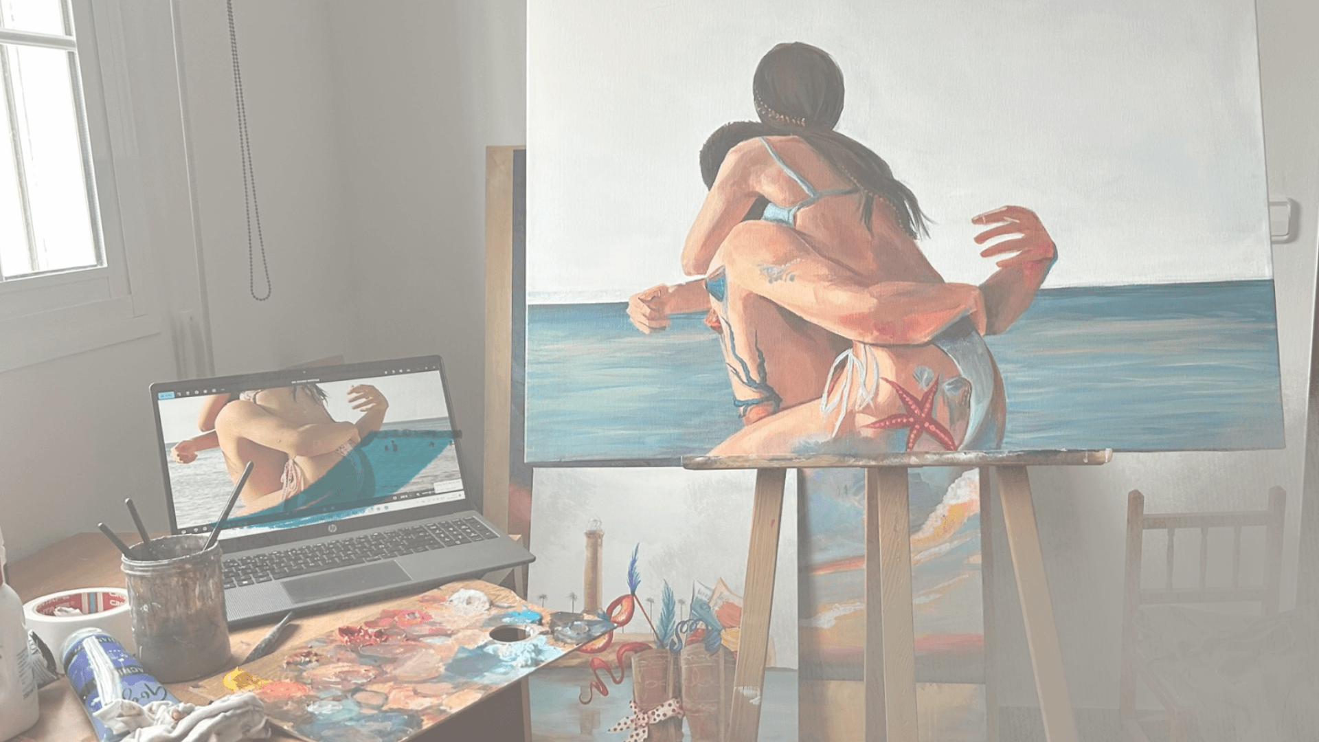 Ireca en su estudio con un lienzo